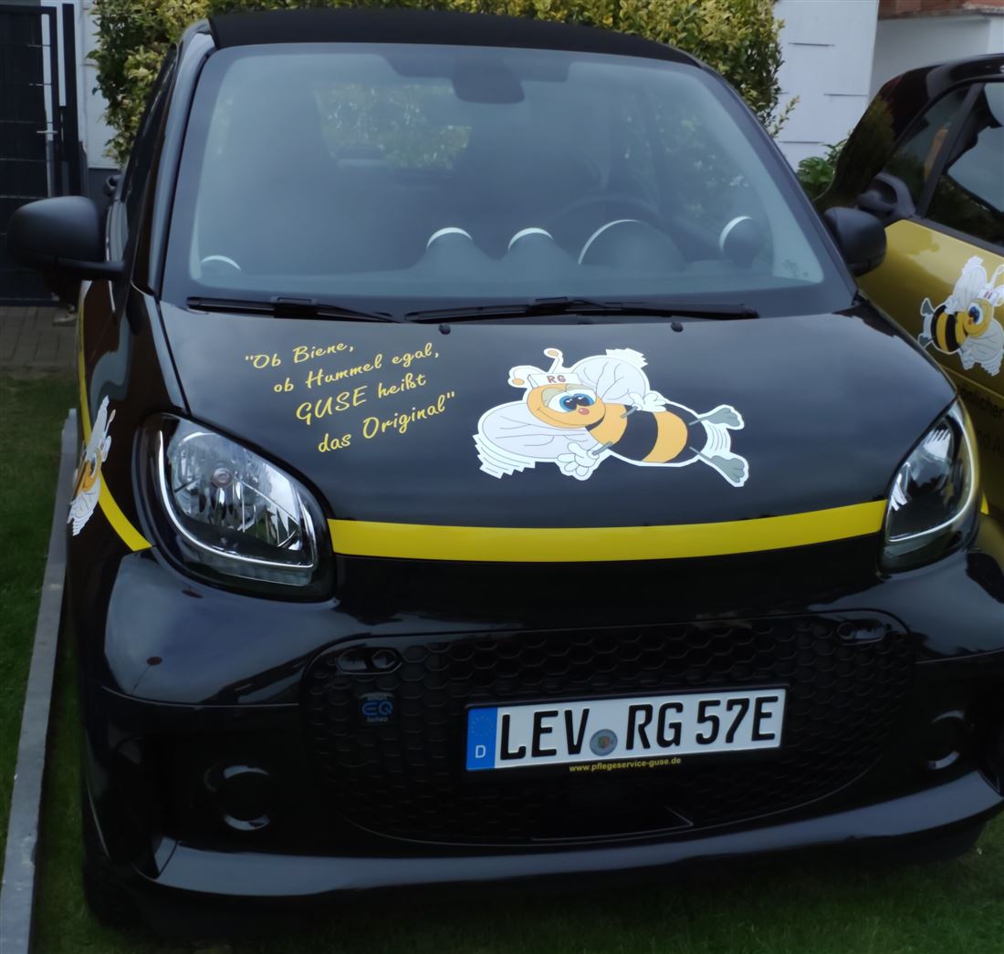 Elektrischer Dienstwagen mit Bienen-Motiv