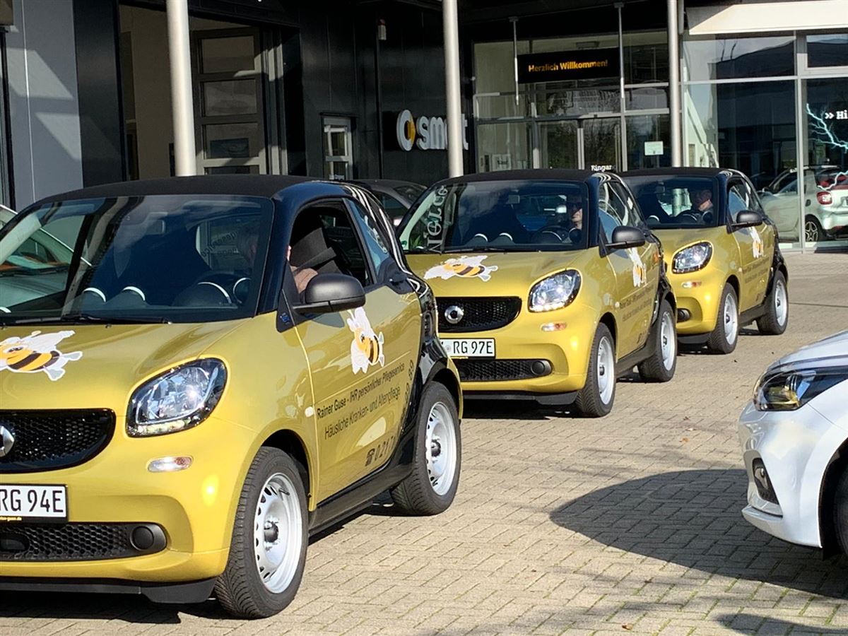 Dienstwagen-Flotte vor dem Autohaus