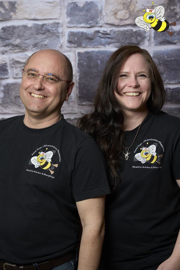 Zwei Teammitglieder im Bienen-Shirt