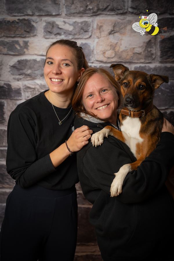 Zwei Kolleginnen mit Hund
